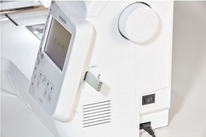 Brother Innov-Is NV880E Embroidery Machine